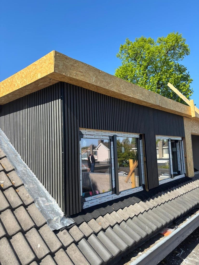 Aanbouw met donkere gevelbekleding, uitgevoerd door VP Bouw