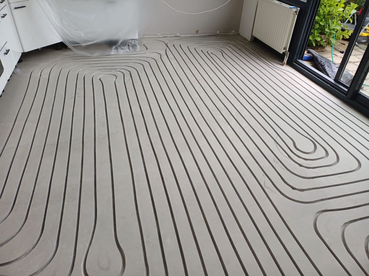 Vloer met aangelegde leidingen voor vloerverwarming